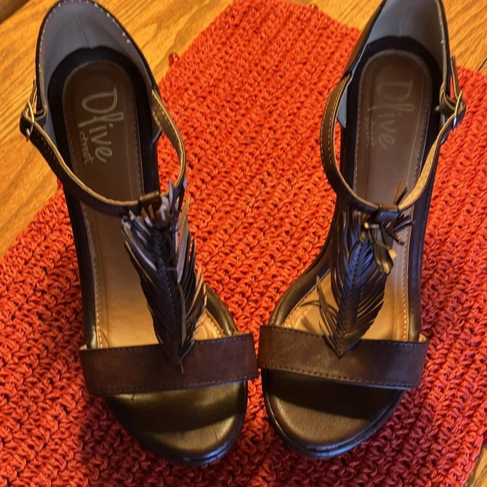 Olive Street Brown Feather Wedge Sandles.4” Heel. Sz 7 Preowned Excellent Shape — image 8 of 8